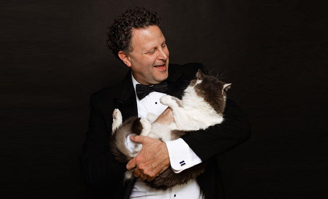 This Man Is Marrying His Cat To Raise Funds For An Animal Society. Where’s Our Invite?
