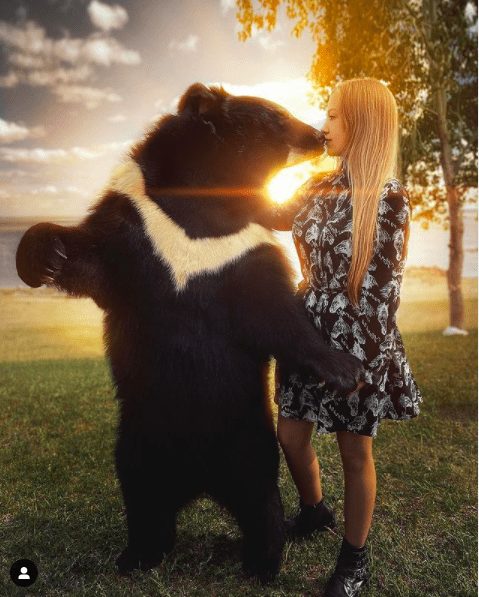 This Woman Is Friends With A Wild Bear And Now Are Inseparable