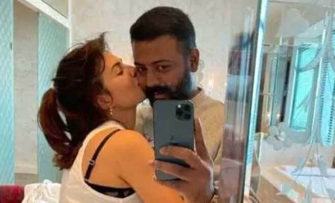 Reportedly, A Mirror Selfie Of Jacqueline Fernandez Kissing Conman Sukesh Chandrasekhar On The Cheek Has Gone Viral