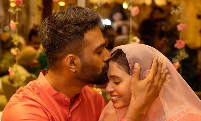 Singer Shalmali Kholgade Marries Boyfriend Farhan Shaikh, Couple Uses Their Polaroid Pictures As Garlands. What An Idea!