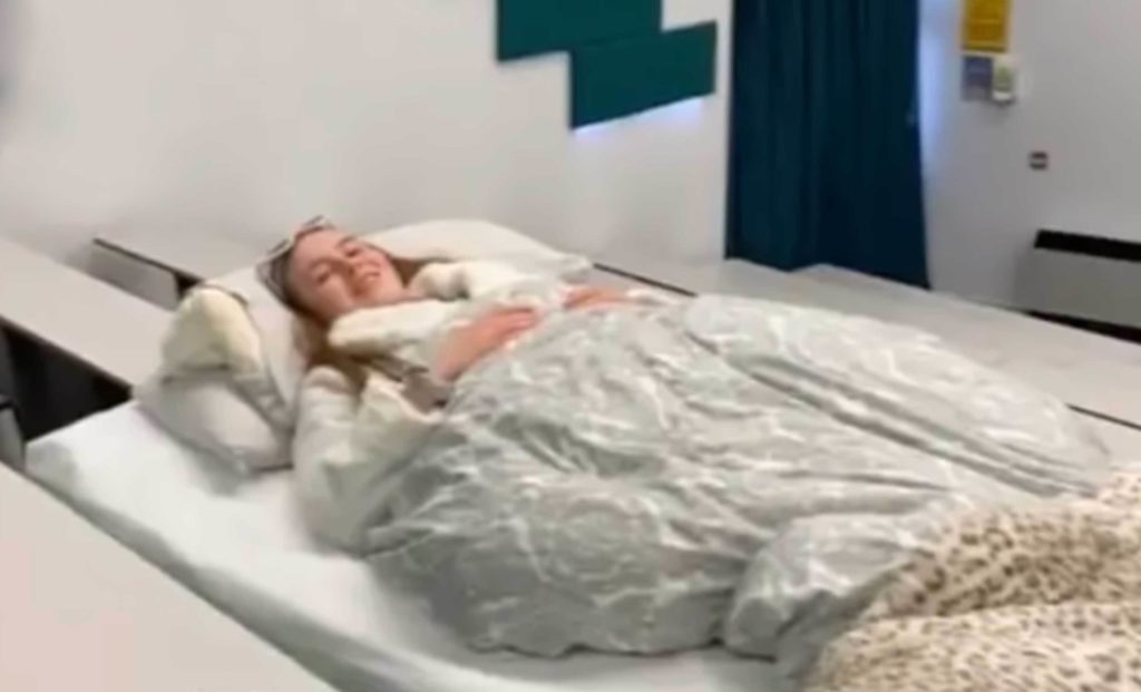 Girl Takes Bedding, Mattress To Early Morning Lecture Because Sleep Is BAE. Video Goes Viral! Girl Takes Bedding, Mattress To Early Morning Lecture Because Sleep Is BAE. Video Goes Viral!