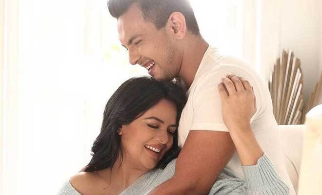 Aditya Narayan And Wife Shweta Agarwal Are Pregnant And Their Maternity Shoot Is Major Goals
