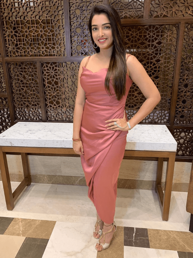 Aamrapali Dubey’s Glam Outfits