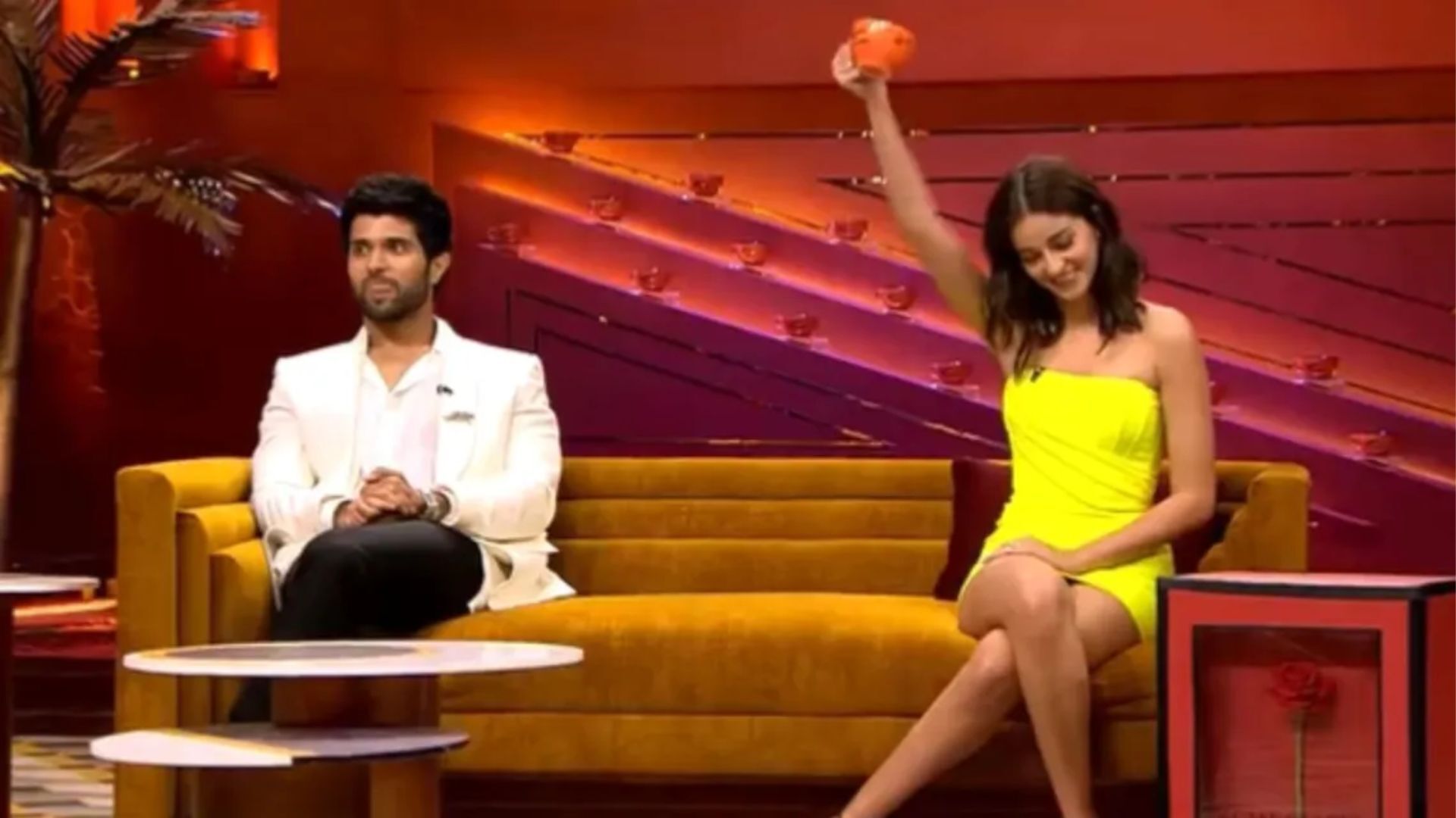 koffee-with-karan-s7-kriti-sanon-lied-koffee-couch-adult-women-parents