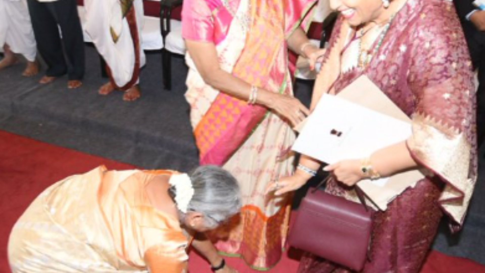 Twitter Question Sudha Murthy’s Gesture To Show Respect Towards A Mysore Royal. Umm, Why Do These Traditions Still Exist?