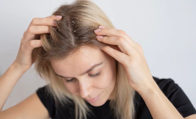 Hair Care: सर्दियों में इन 5 गलतियों से हो सकता है बालों में डैंड्रफ!
