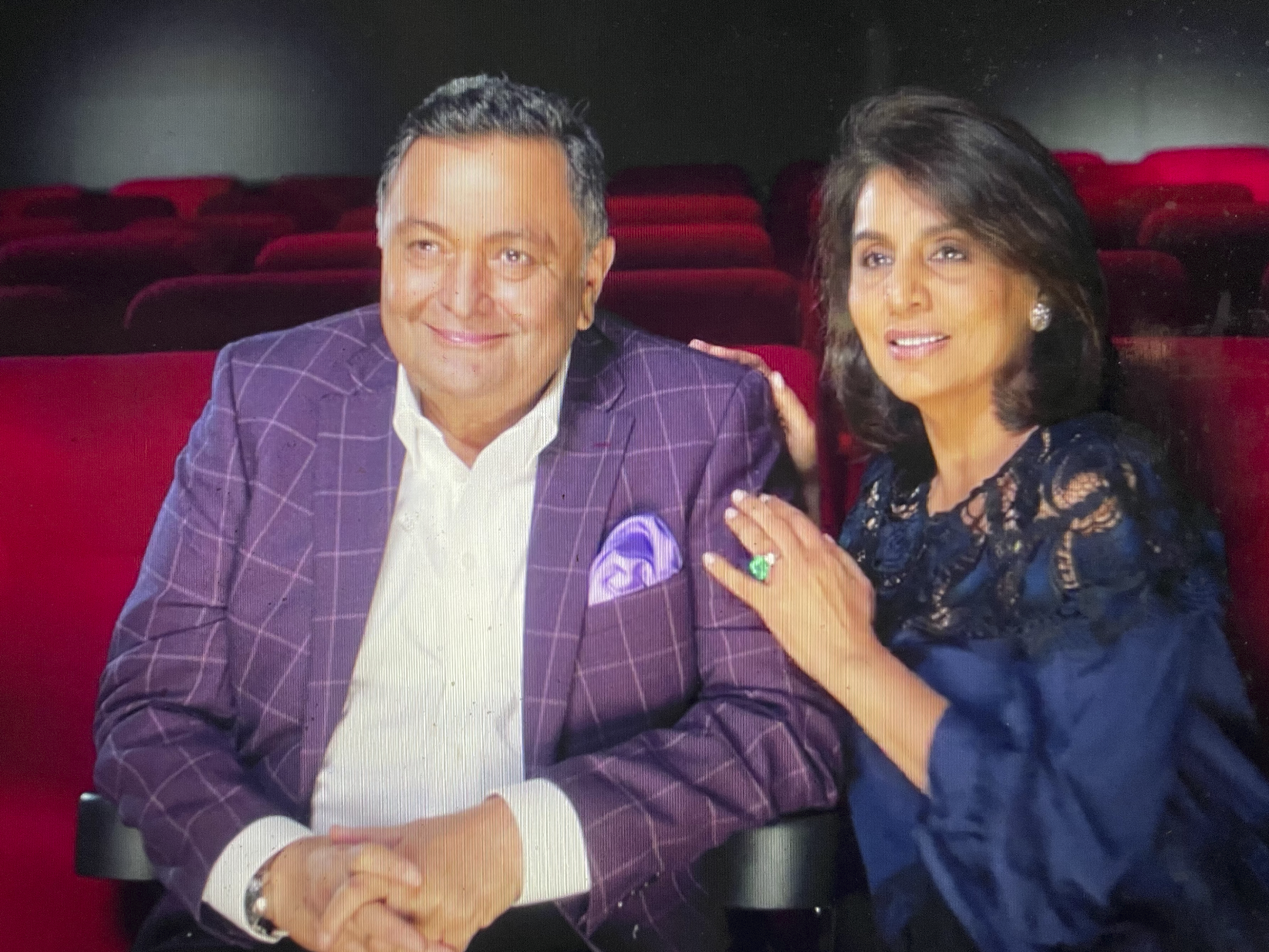 twitter-the-romantics-netflix-neetu-kapoor-rani-mukerji-repeating-outfits