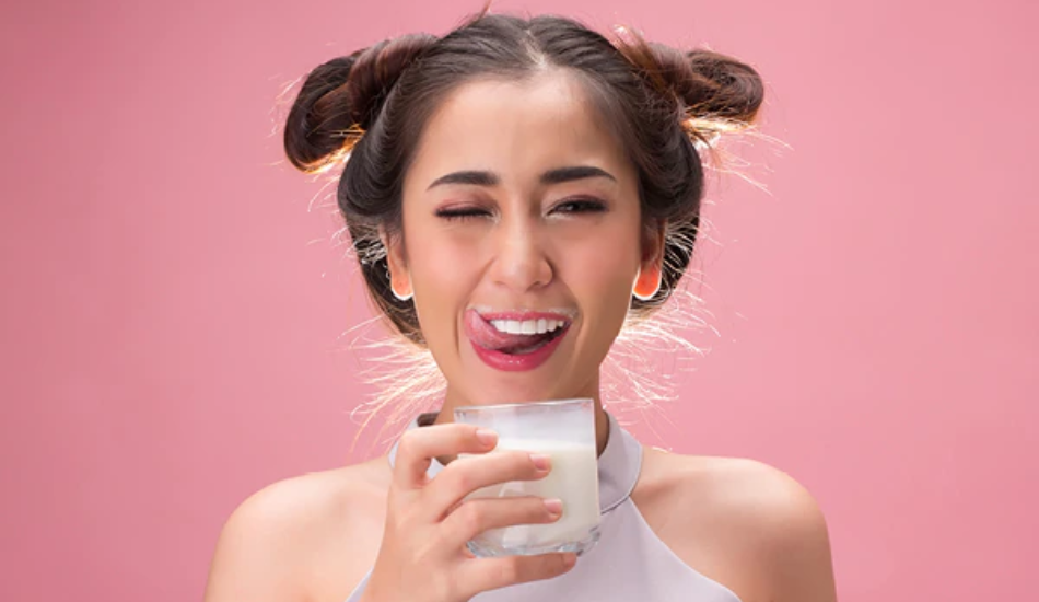 चेहरे पर शानदार ग्लो पाने के लिए लगाए कच्चा दूध, मिलेंगे ये 5 बेहतरीन फायदे!