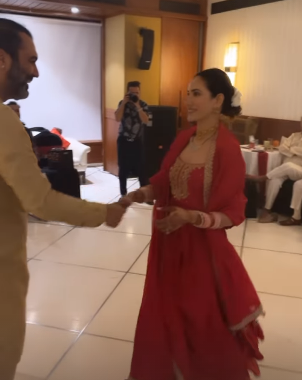 Sonnalli-Seygall-Looks-Flawless-In-Red-Anarkali-Wedding-Party