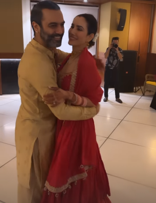 Sonnalli-Seygall-Looks-Flawless-In-Red-Anarkali-Wedding-Party