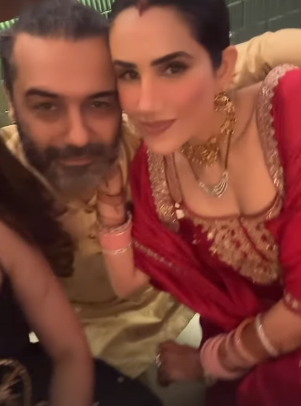 Sonnalli-Seygall-Looks-Flawless-In-Red-Anarkali-Wedding-Party