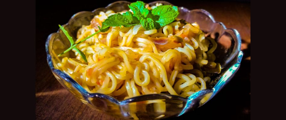 monsoon-easy-maggi-noodles-recipes-hot-pakoda-vegetable-soup