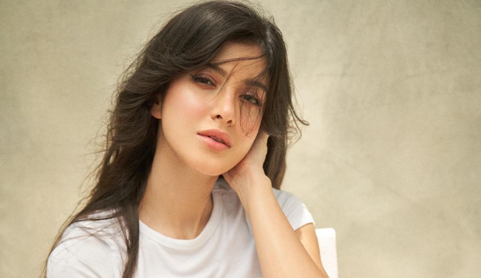 Shanaya Kapoor’s White Tee And Denim Combo Is The Best Summer Fashion Must-Have Shanaya Kapoor’s White Tee And Denim Combo Is The Best Summer Fashion Must-Have