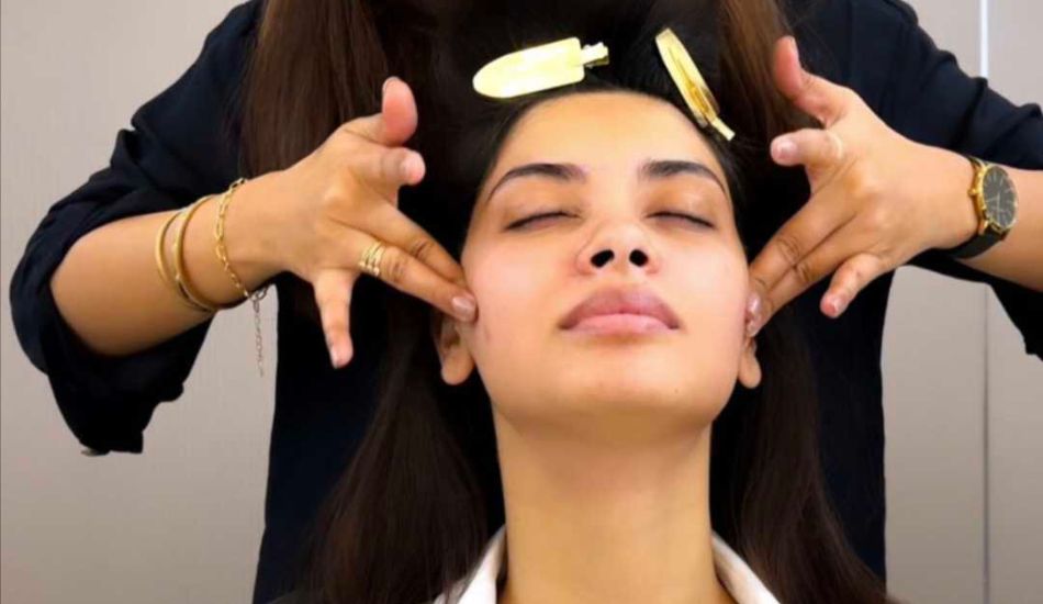 Steal THIS Beauty Hack From Diana Penty To Relax Your Face Before Applying Makeup Steal THIS Beauty Hack From Diana Penty To Relax Your Face Before Applying Makeup
