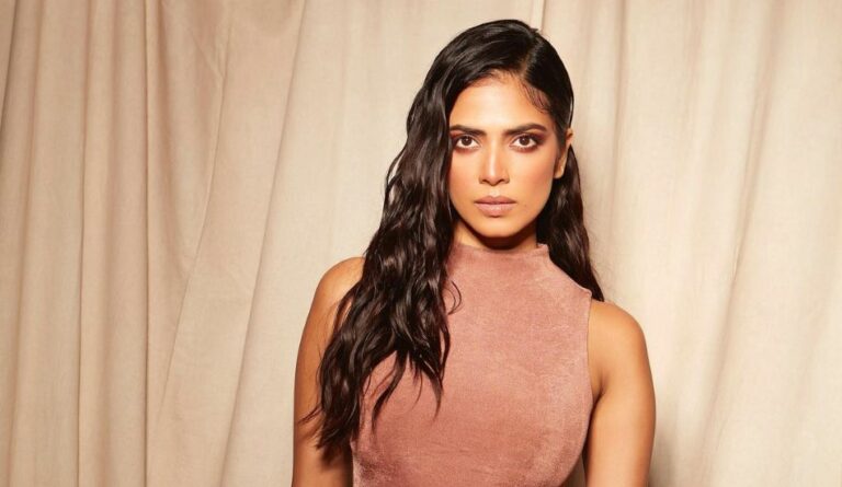 Malavika-Mohanan-Glam-Makeup-Look-Smokey-Eyes-Beige-Lips-Wet-Hair