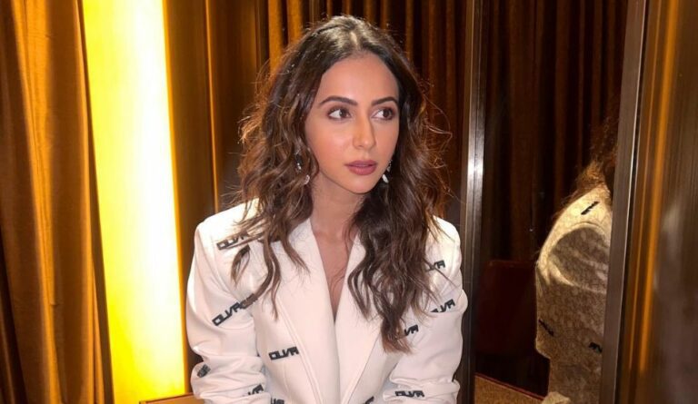 How-To-Create-Texture-Volume-In-Hair-Like-Rakul-Preet-Singh