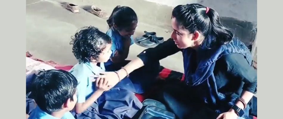Teacher-teaching-lesson-good-touch-bad-touch-students-netizens-praise-viral-video