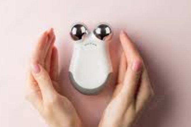 Top-6-Beauty-Tools-That-You-Must-Try-In-2023-Led-Mask-Derma-Roller 