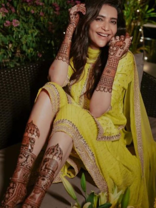 Indian Wedding Bride Hand Mehandi Pose Stock Photo 1387994885 | Shutterstock