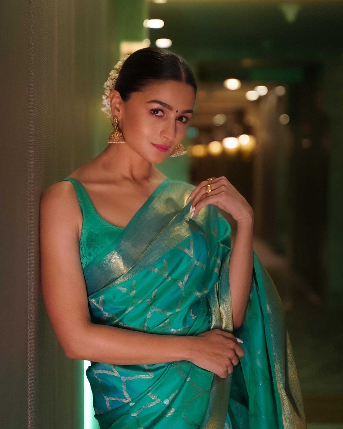 gajra-hacks-to-try-festive-look-like-athiya-shetty-pooja-hedge-kiara-advani 