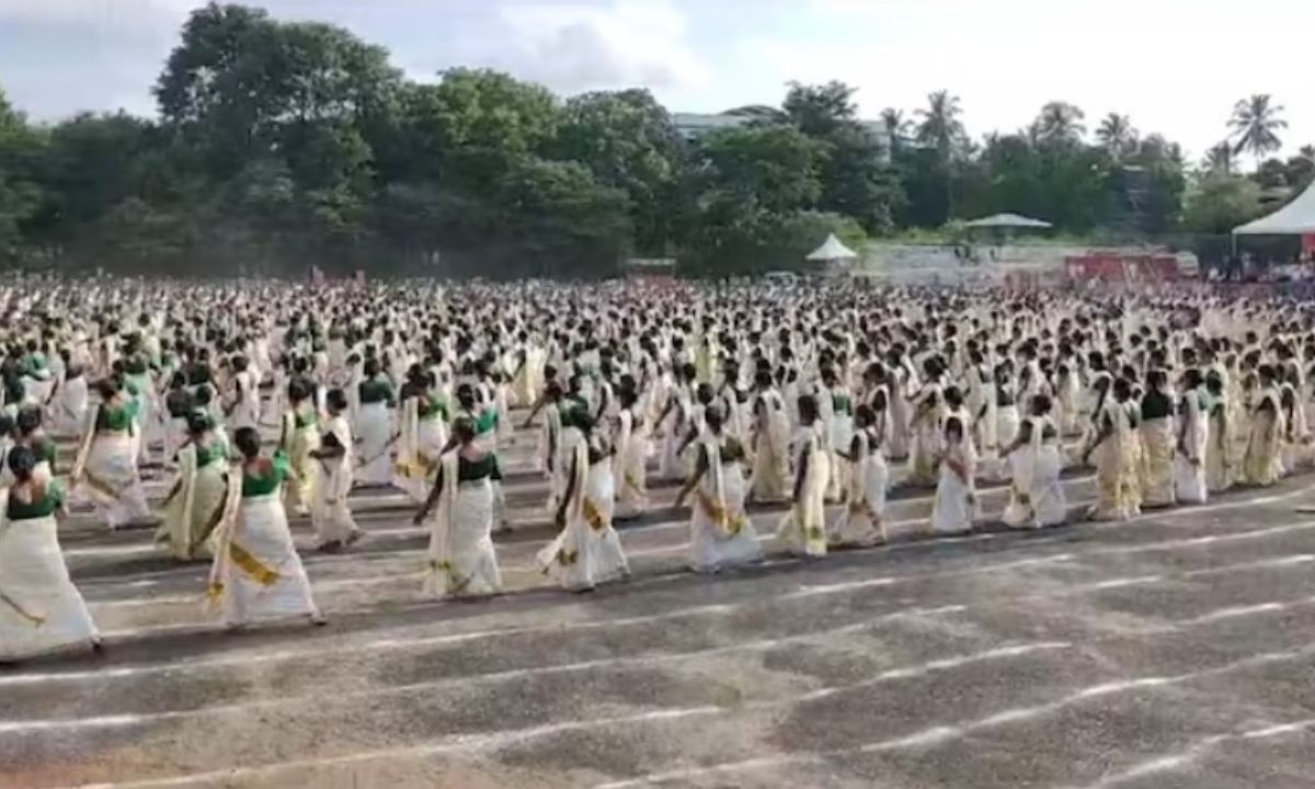 kerala-Thrissur-women-group-performs-traditional-Thiruvathira-dance-sets-world-record