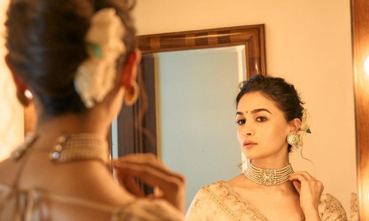 Alia Bhatt’s French Twist Bun With White Roses For National Awards Is The Perfect Festive Hairdo. Recreate Like This!