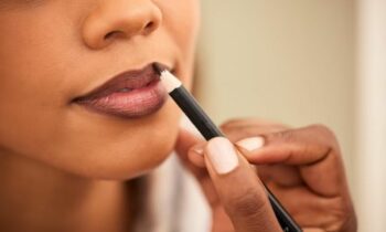 how-to-apply-lip-liner-like-pro-world-smile-day-huda-kattan-makeup-hacks