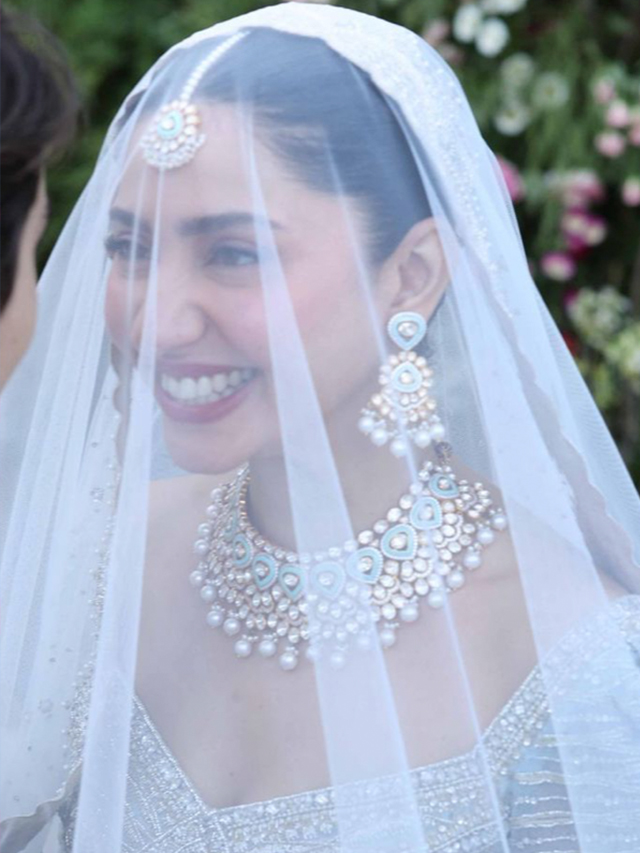 Mahira Jhumar Set (White)