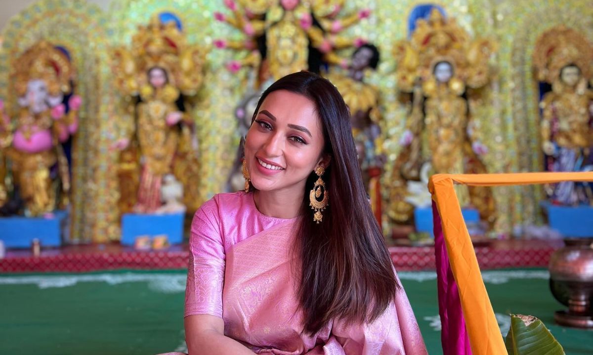 5 Hacks To Sweatproof Your Eye Makeup For Stress-Free Durga Puja Pandal Hopping 5 Hacks To Sweatproof Your Eye Makeup For Stress-Free Durga Puja Pandal Hopping