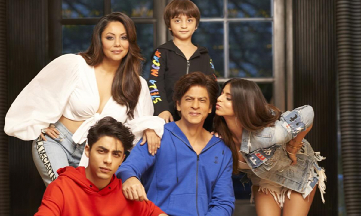 Shah Rukh Khan Poses With Wife Gauri And Kids Aryan, Suhana And Abram In This New Family Pic Shah Rukh Khan Poses With Wife Gauri And Kids Aryan, Suhana And Abram In This New Family Pic