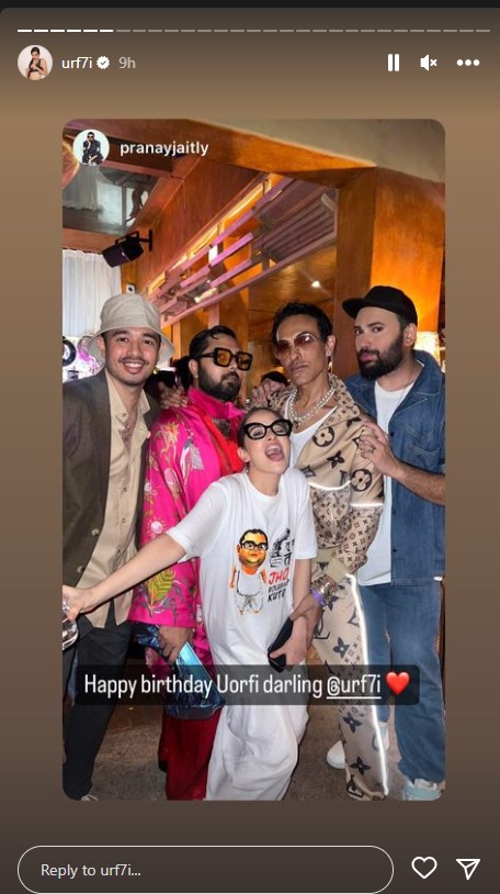 uorfi-javed-turns-babu-bhaiya-from-hera-pheri-at-bollywood-theme-birthday-party-friends-costume