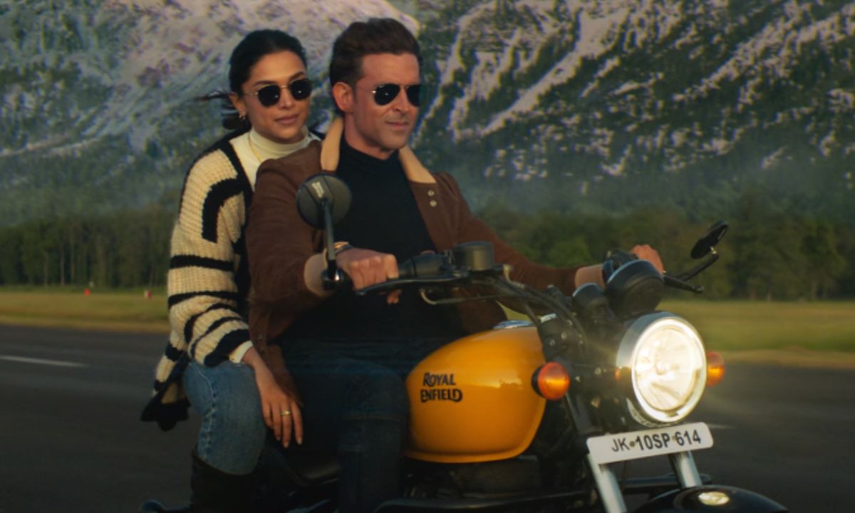 Fighter Song Heer Aasmani: Hrithik Roshan, Deepika Padukone Track Has Us Yawning, But We Stan The Visuals! Fighter Song Heer Aasmani: Hrithik Roshan, Deepika Padukone Track Has Us Yawning, But We Stan The Visuals!
