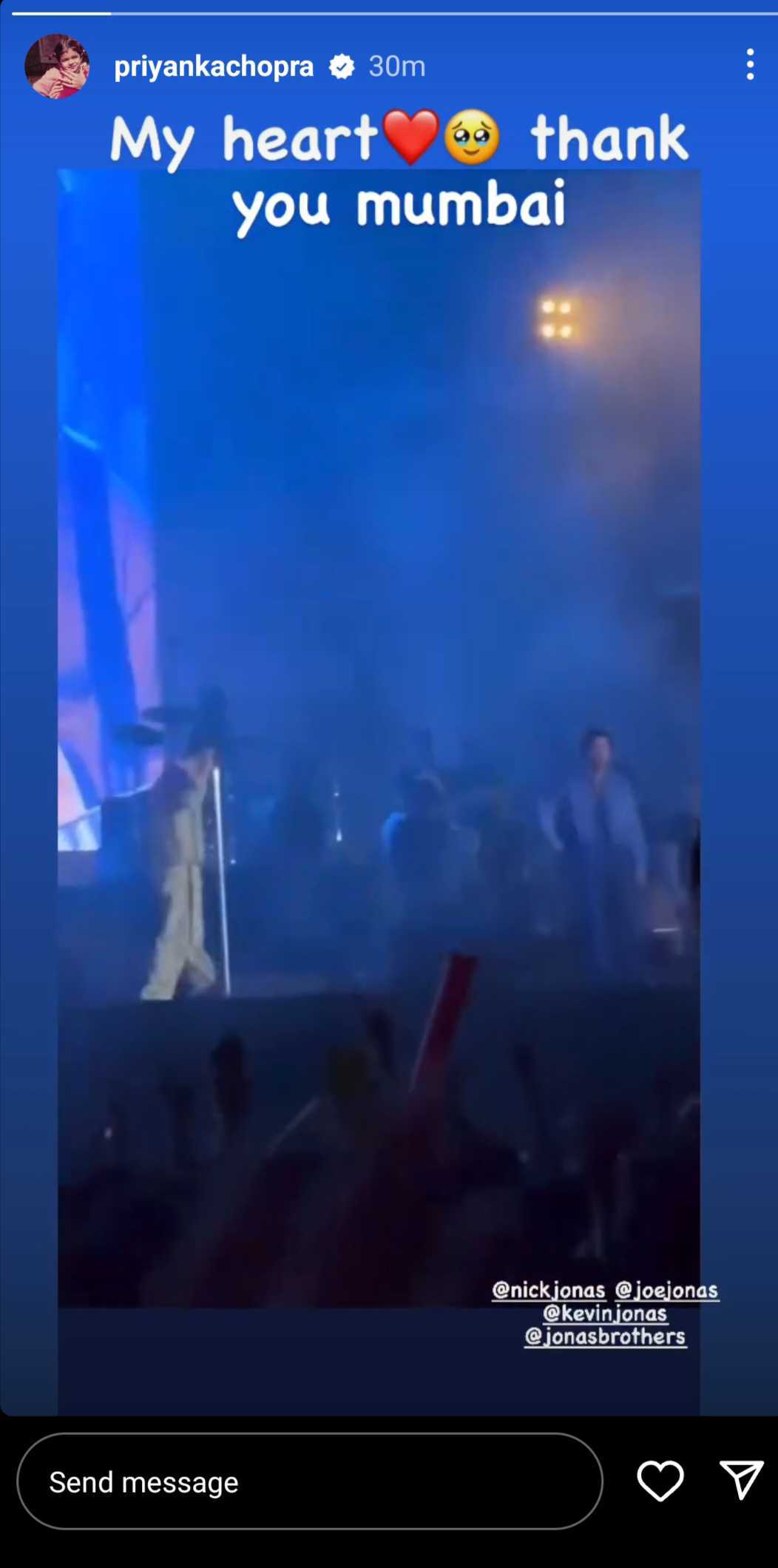 Priyanka-Chopra-Reacts-To-Fans-Shouting-Jiju-At-Nick-Jonas-Jonas-Brothers-Music-Concert-Mumbai