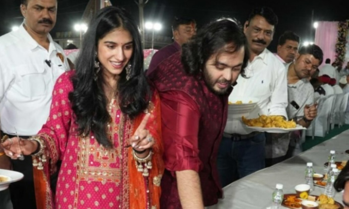 radhika-merchant-sabyasachi-suit-pre-wedding-dinner-groom-anant-ambani-pictures