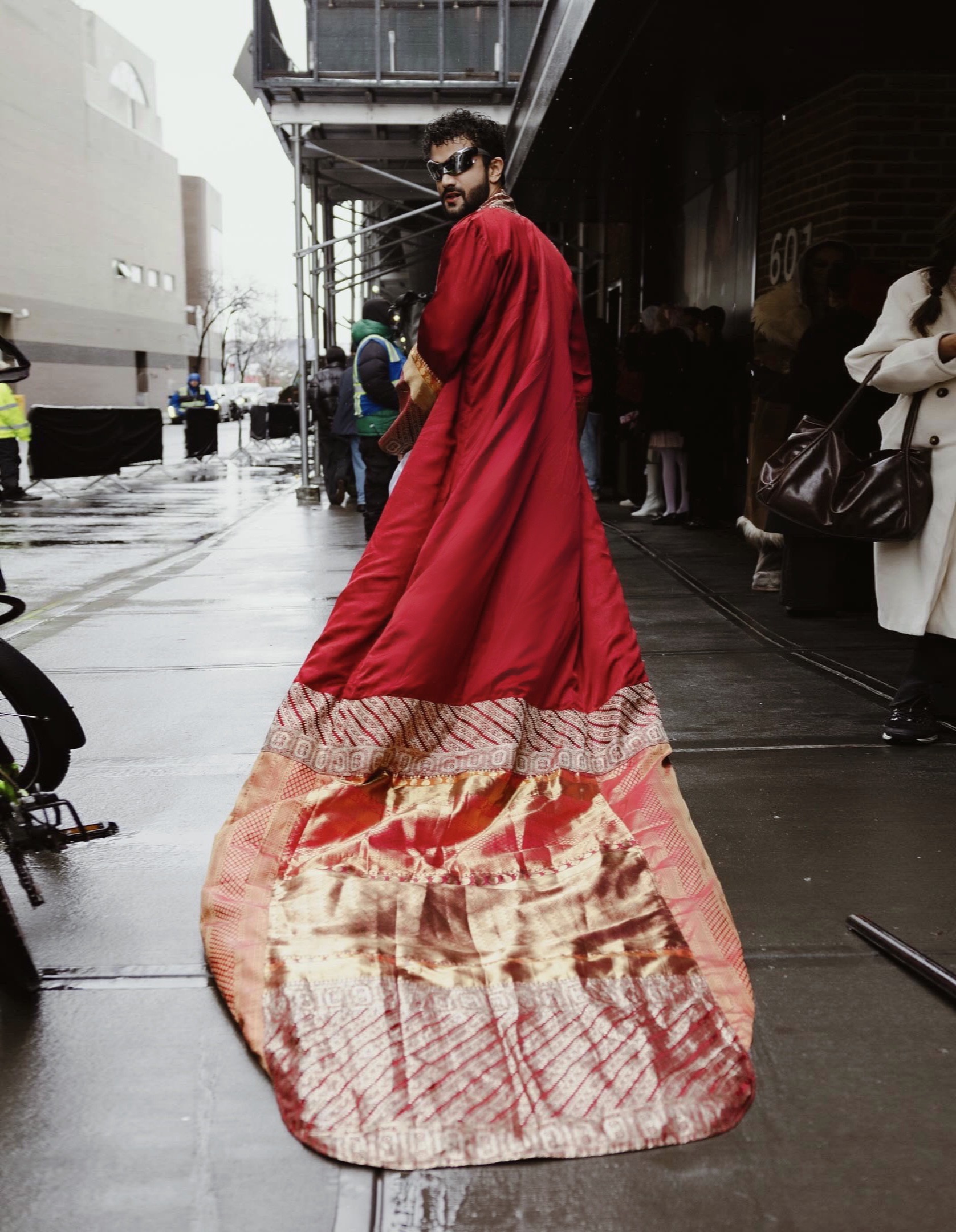 sahil-salathia-pays-homage-to-mother-wear-35-year-old-benarasi-saree-as-cape-at-New-york-fashion-week
