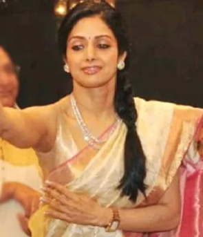 Times-Janvi-Kapoor-Paid-Tribute-To-Sridevi-Channeling-Her-Iconic-Looks-Chandni-Umang-Show