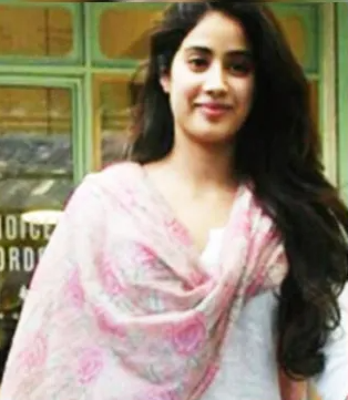 Times-Janvi-Kapoor-Paid-Tribute-To-Sridevi-Channeling-Her-Iconic-Looks-Chandni-Umang-Show