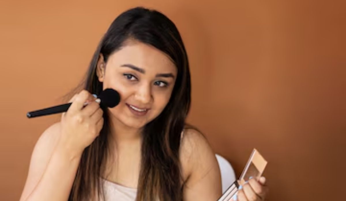 Makeup Artist Shares Expert Tips On Makeup Application For Different Skin Types. We’re Taking Notes!