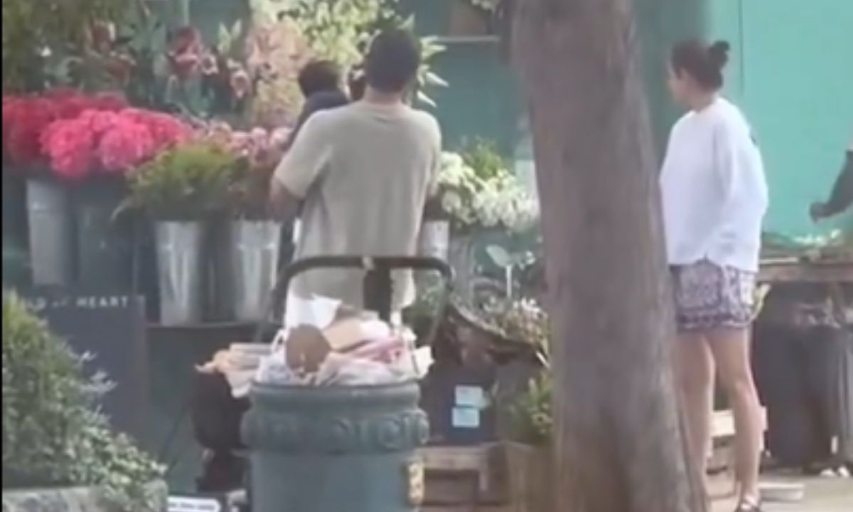Anushka Sharma, Virat Kohli Spotted Shopping Flowers With Son Akaay In London. Haaye, Nazar Na Lage! Anushka Sharma, Virat Kohli Spotted Shopping Flowers With Son Akaay In London. Haaye, Nazar Na Lage!