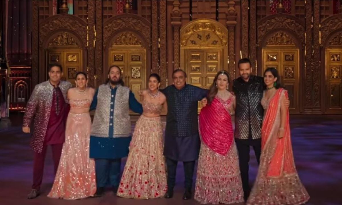 Nita Ambani, Mukesh Ambani And Family Groove To Deewangi Deewangi At Anant Ambani, Radhika Merchant’s Sangeet Nita Ambani, Mukesh Ambani And Family Groove To Deewangi Deewangi At Anant Ambani, Radhika Merchant’s Sangeet