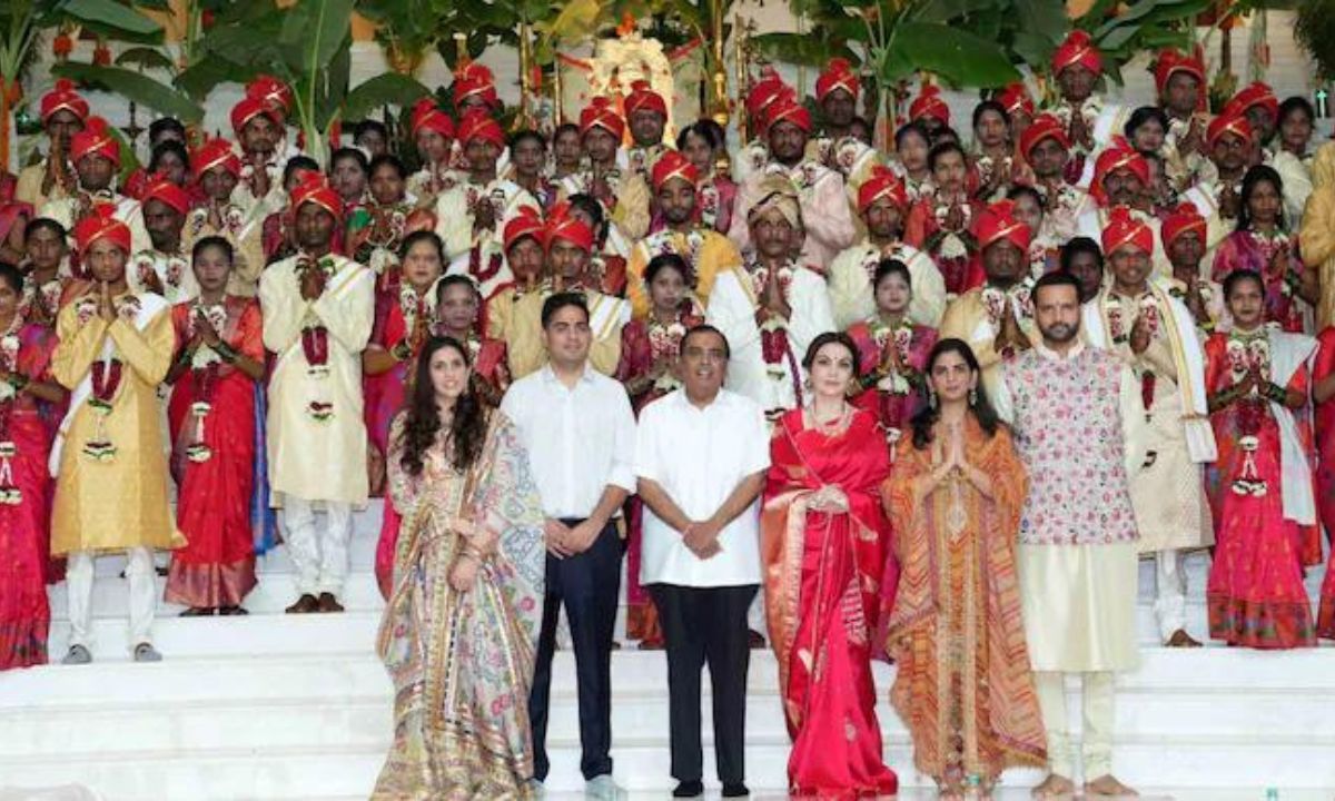 Nita Ambani, Mukesh Ambani Gift Gold, Silver, And 1 Lakh Cash To All Couples At Mass Wedding. Whatttt! Nita Ambani, Mukesh Ambani Gift Gold, Silver, And 1 Lakh Cash To All Couples At Mass Wedding. Whatttt!