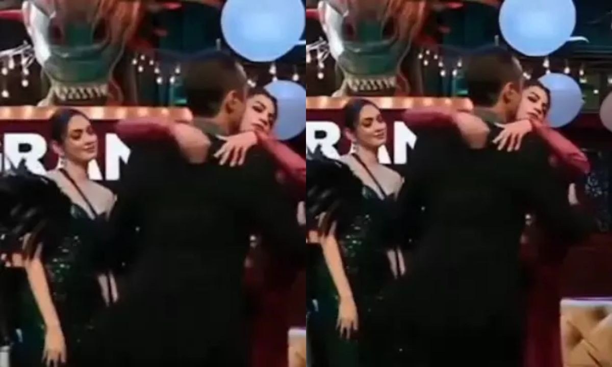 Ranvir Shorey Kisses Kritika Malik On Cheeks During Bigg Boss OTT 3 Finale, Armaan Malik’s Reaction Screams JEALOUS Ranvir Shorey Kisses Kritika Malik On Cheeks During Bigg Boss OTT 3 Finale, Armaan Malik’s Reaction Screams JEALOUS