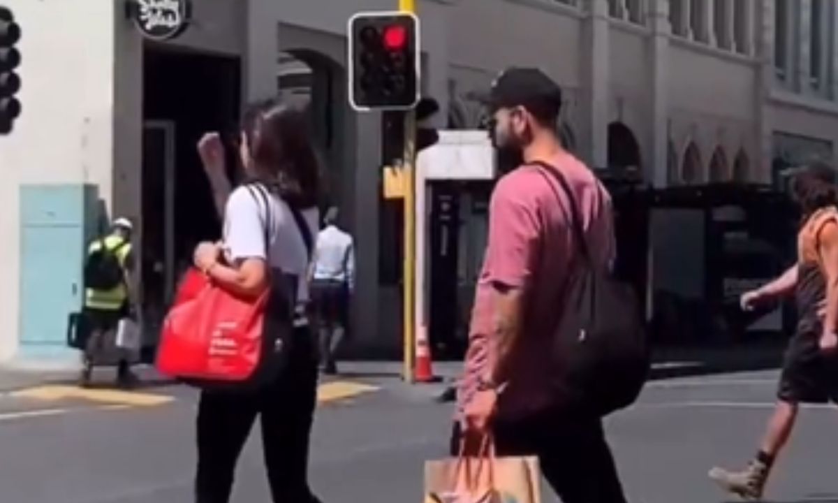 Virat Kohli Is Nailing Husband Duties By Carrying Wifey Anushka Sharma’s Shopping Bags In Old Viral Video. What A Cutie! Virat Kohli Is Nailing Husband Duties By Carrying Wifey Anushka Sharma’s Shopping Bags In Old Viral Video. What A Cutie!