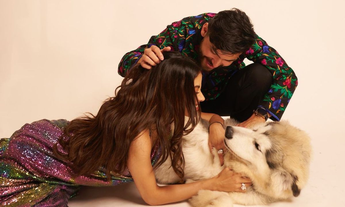Janhvi Kapoor And Her Furry Baby Pose For Family Pic With Shikhar Pahariya. Nazar Na Lage In Cuties Ko!