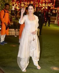 Navratri 2024: Wanna Steal All Eyes On Day 5? These Bollywood Divas Can Help!