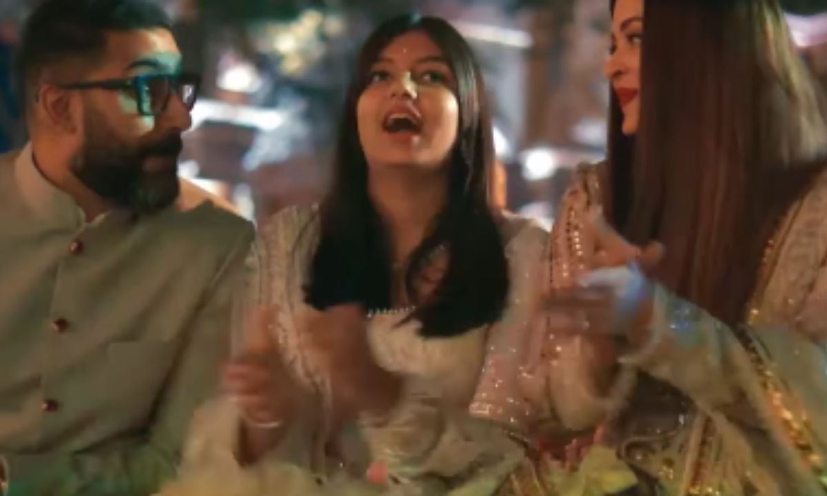 Amid Divorce Rumours, Aishwarya Rai, Abhishek Bachchan Spotted Enjoying Together. Video Goes Viral! Amid Divorce Rumours, Aishwarya Rai, Abhishek Bachchan Spotted Enjoying Together. Video Goes Viral!