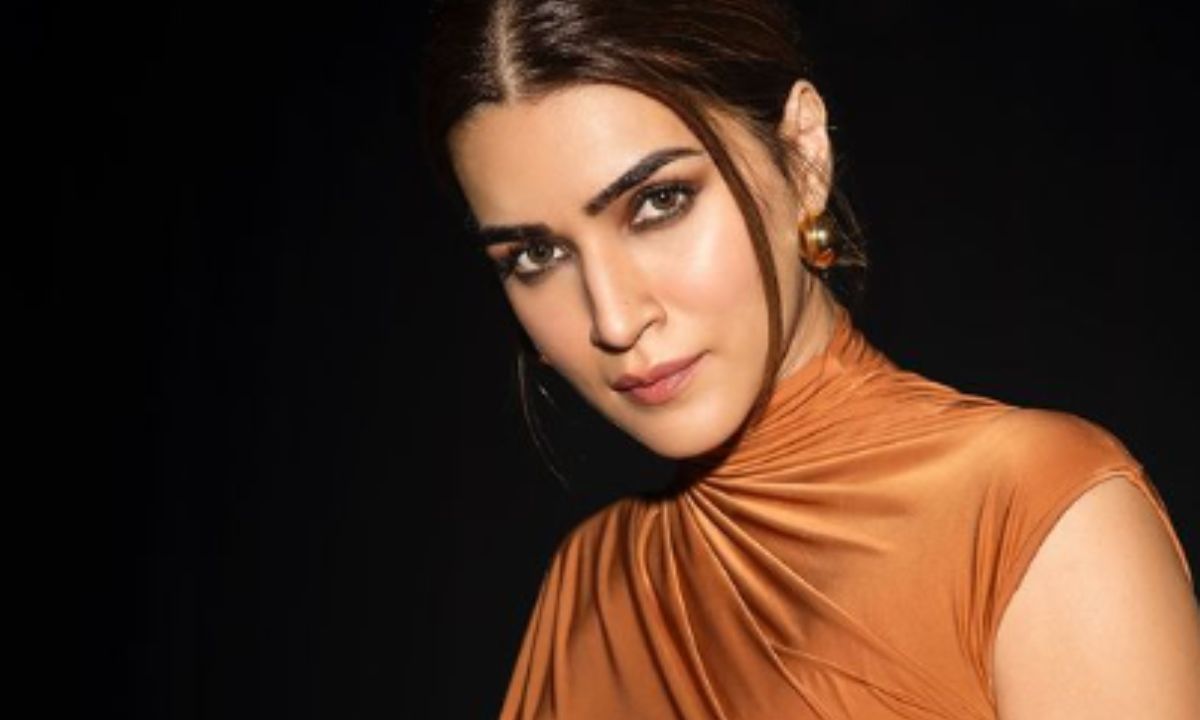 kriti-sanon-minimalistic-earrings-studs-fashion-styling