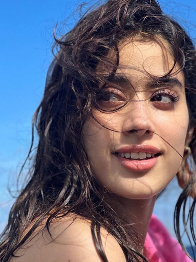 Get Naturally Thick Eye Lashes Like Janhvi Kapoor With These Easy Steps!