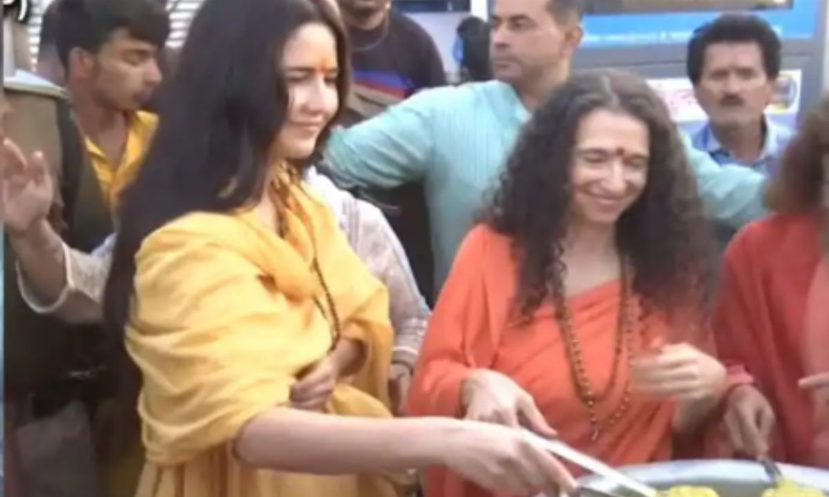 Katrina Kaif Performs Aarti, Distributes Prasad At Maha Kumbh Mela. Video Inside!