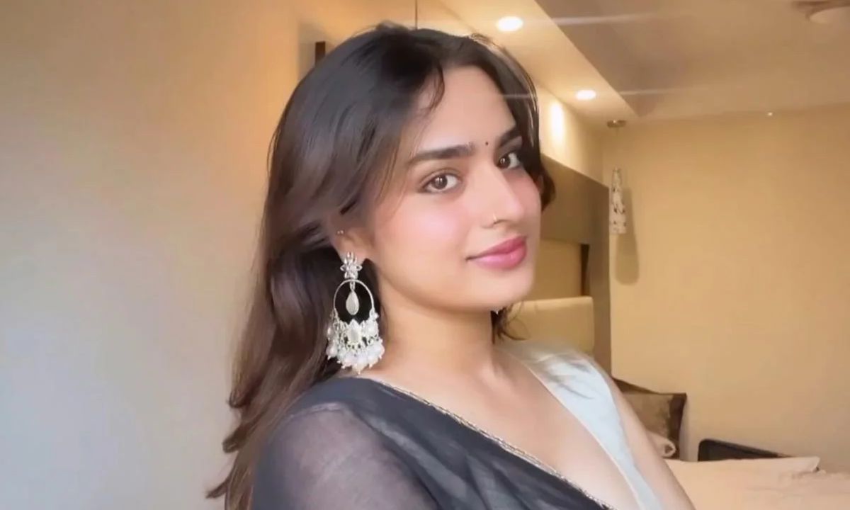 Bigg Boss Contestant Ayesha Khan Calls Out Paparazzi For Unacceptable Behaviour, Later Deletes The Post! Bigg Boss Contestant Ayesha Khan Calls Out Paparazzi For Unacceptable Behaviour, Later Deletes The Post!
